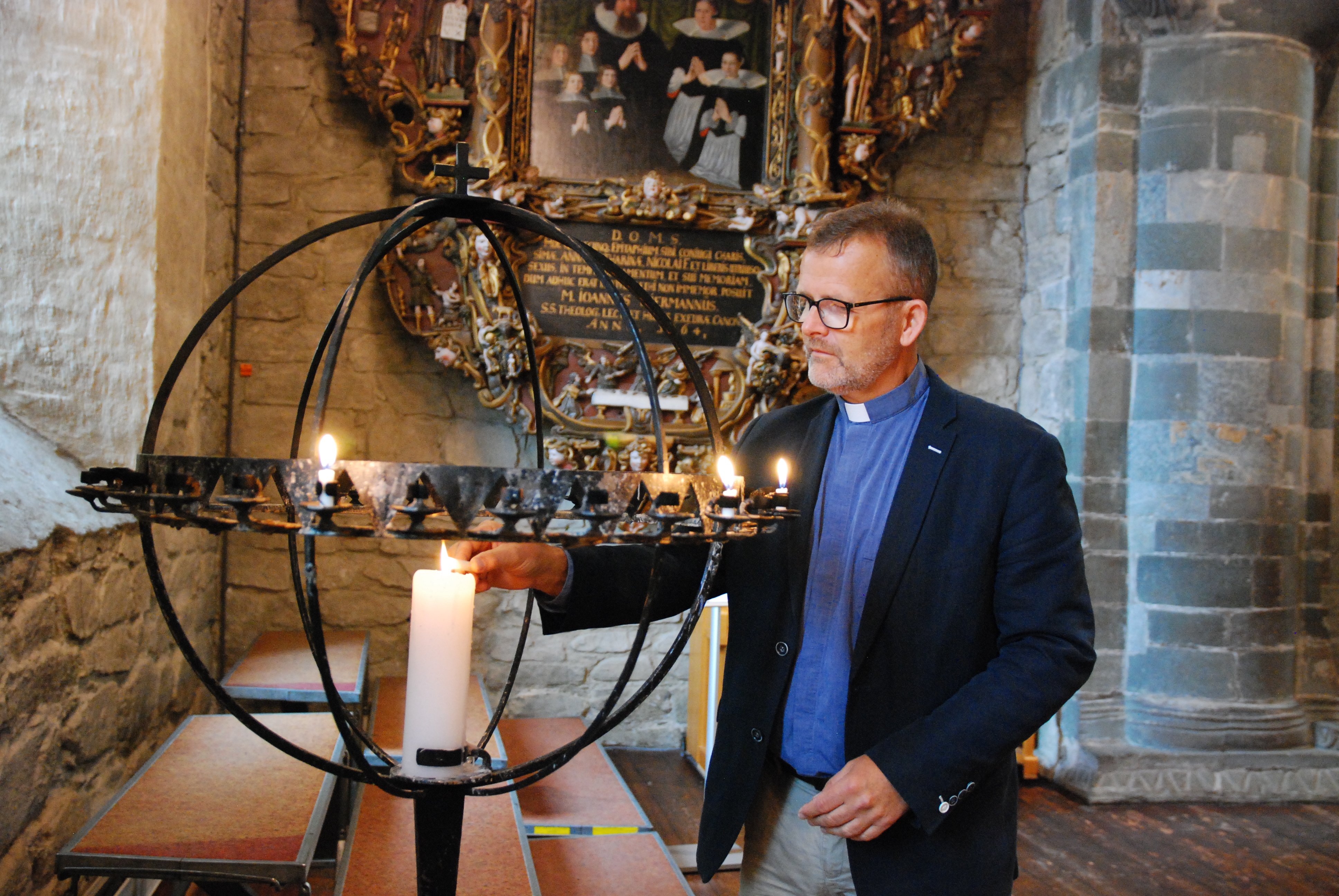 Stefan Emmerhoff tenner lys i Stavanger domkirke.