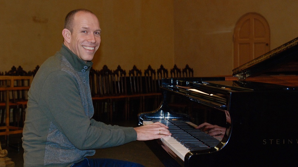 Tor Magne Nesvik setter seg ned ved flygelet i St. Petri så ofte han får mulighet. – Fotball og piano er mine to fritidsinteresser..