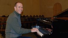 Tor Magne Nesvik setter seg ned ved flygelet i St. Petri så ofte han får mulighet. – Fotball og piano er mine to fritidsinteresser..