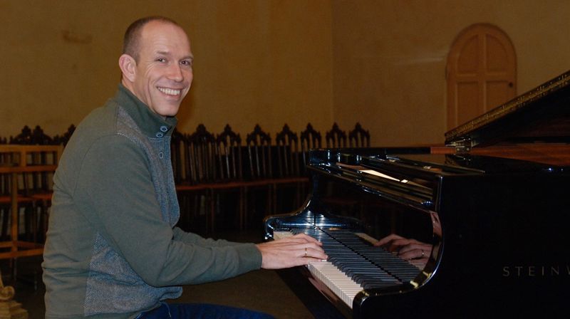 Tor Magne Nesvik setter seg ned ved flygelet i St. Petri så ofte han får mulighet. – Fotball og piano er mine to fritidsinteresser..