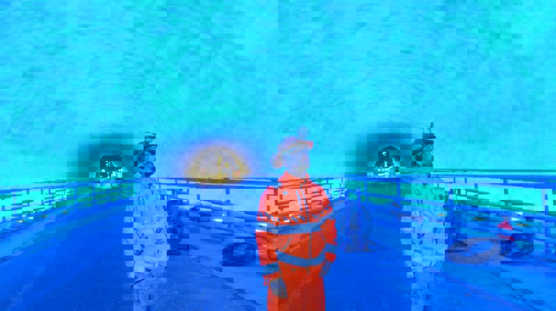 Et helt spesielt gudstjenestested dypt under havoverflaten, vakkert lyssatt og med sikkert god klang for salmene. Foto: Statens Vegvesen