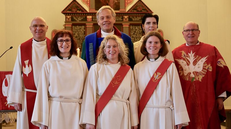 Nyvigsla kateket Siri Aarsland i midten i fremste rekke. Bak fra venstre: prost Kjell Børge Tjemsland, biskop emeritus Ernst Baasland, undervisningsrådgjevar Gunn Heidi Dybdahl, sokneprest Gaute Øgreid Rasmussen. T.v. framme: kateket i Bryne, Time og Undheim Ingfrid Time Nærland og t.h. dagleg leiar Turid Boganes. Alle foto: Shelley Heggelund