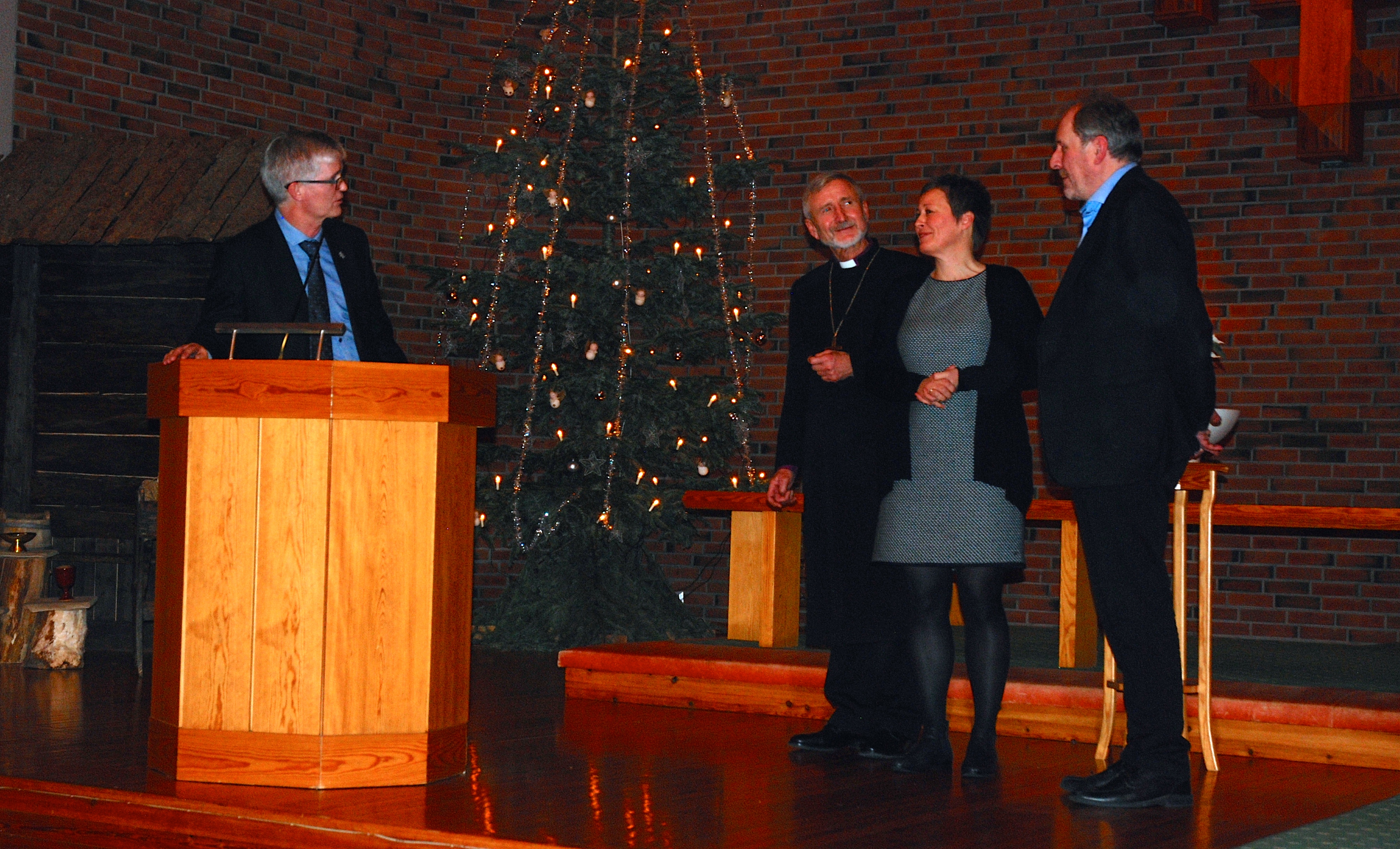 - Her er dei som skal leia oss vidare i 2016, sa prost Helge Gaard, og gav englar frå Solstein til biskop Erling Pettersen, stiftsdirektør Jorunn Kraft Vistnes og bispedømmerådsleiar Tore Anda.