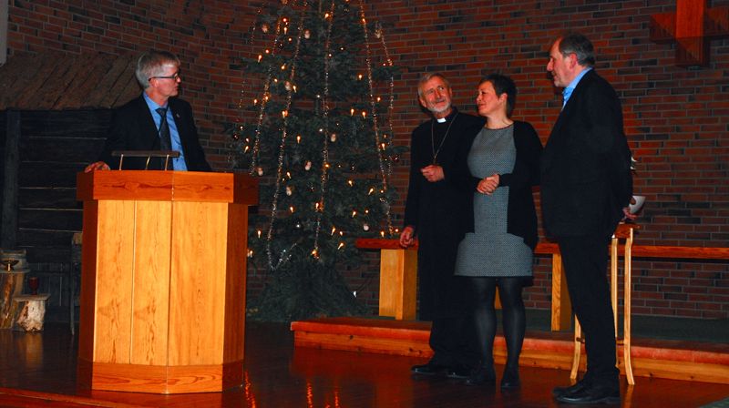 - Her er dei som skal leia oss vidare i 2016, sa prost Helge Gaard, og gav englar frå Solstein til biskop Erling Pettersen, stiftsdirektør Jorunn Kraft Vistnes og bispedømmerådsleiar Tore Anda.