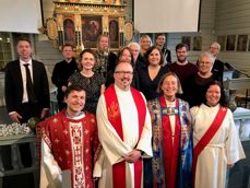 Ein stor og glad gjeng lagde jubileumsgudsteneste for Klepp kyrkje: kantor Ola Sotnakk (bak t.v.) sokneprest Just Salvesen (foran t.v.) biskop Anne Lise Ådnøy, prost Lars Sigurd Tjelle og diakon Ingelin Norbakken var blant dei som bidro.