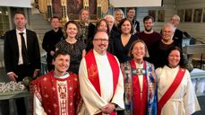 Ein stor og glad gjeng lagde jubileumsgudsteneste for Klepp kyrkje: kantor Ola Sotnakk (bak t.v.) sokneprest Just Salvesen (foran t.v.) biskop Anne Lise Ådnøy, prost Lars Sigurd Tjelle og diakon Ingelin Norbakken var blant dei som bidro.