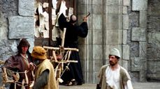 I 1517 slo Marin Luther opp sine 95 teser mot avlatshandelen på døren til slottskirken i Wittenberg i Tyskland. Bildet er fra filmen «Luther». Foto: UPI