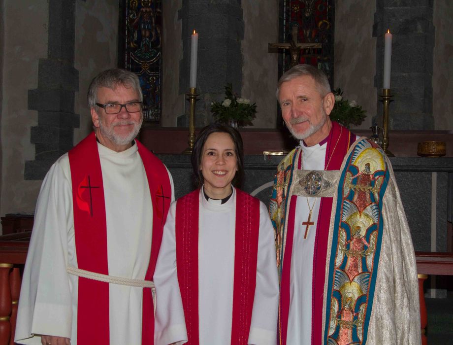 Tilsynsmann i Metodistkirken Øyvind Helliesen, Maria Pedersen og biskop Erling Pettersen etter ordinasjonen.