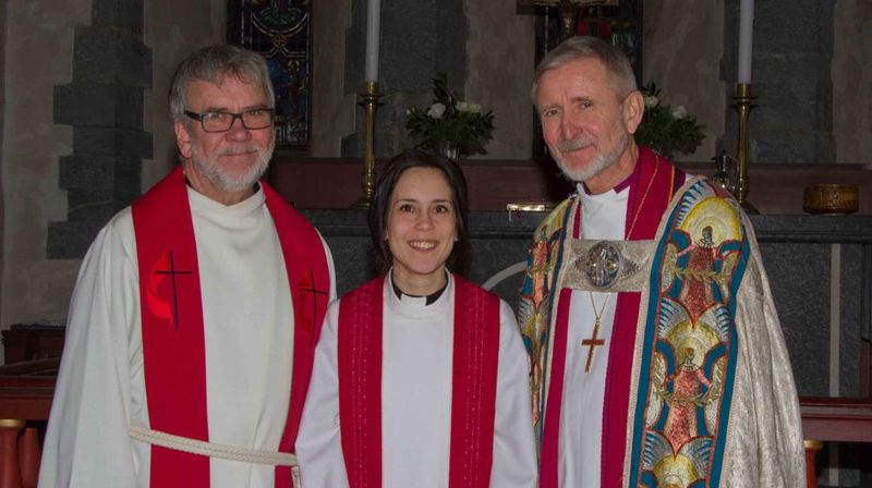 Tilsynsmann i Metodistkirken Øyvind Helliesen, Maria Pedersen og biskop Erling Pettersen etter ordinasjonen.