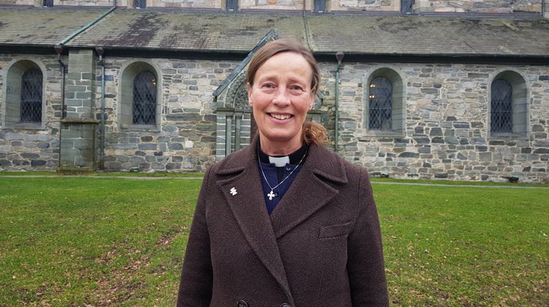 – Jeg liker å forkynne det gode budskap om at Gud vil at alle skal bli frelst, og at Jesus har vist oss at Gud ikke gjør forskjell på folk, sier biskop Anne Lise Ådnøy, for anledningen i hverdagskåpe foran Stavanger domkirke. Foto: Tove Marie Sortland