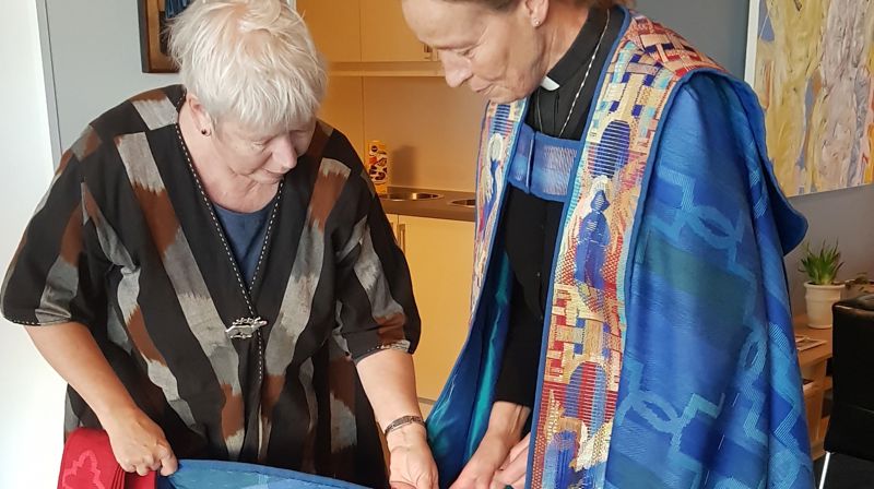 Kunstner Åse Eriksen forteller Anne Lise Ådnøy om arbeid og detaljer.