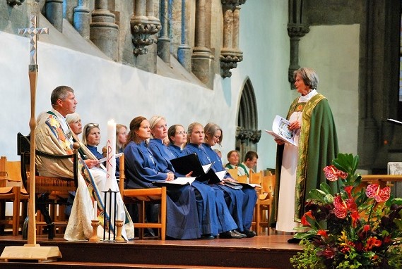 - Du har forkynt troverdig og varmt, en glad og livsnær Kristus-tro, sa preses Helga til avtroppende biskop Ivar. 