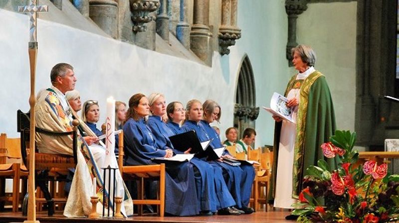 - Du har forkynt troverdig og varmt, en glad og livsnær Kristus-tro, sa preses Helga til avtroppende biskop Ivar.