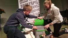 Ungdom i Bogafjell menighets "Greenhouse" viste fram komposteringsmetoden bokashi under biskopvisitasen i 2019.