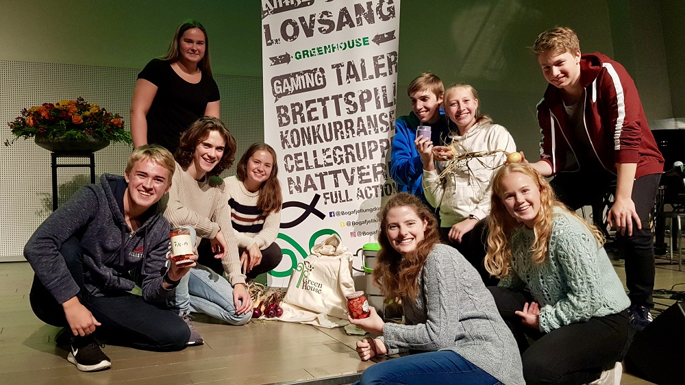Ungdommene i Greenhouse i Bogafjell menighet i Sandnes, viser fram høstens grøde, samt adventslys omstøpt av lysrester.