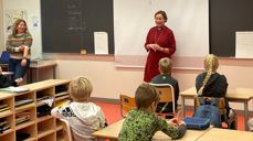 Biskopen fekk gode spørsmål frå fjerde klasse på Finnøy skule.