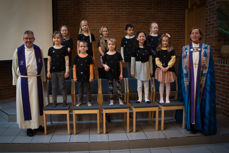 Gausel Barnegospel sammen med sokneprest Øyvind Tjelle og biskop Anne Lise Ådnøy etter visitasgudstjenesten søndag. Foto: Kristen Glad