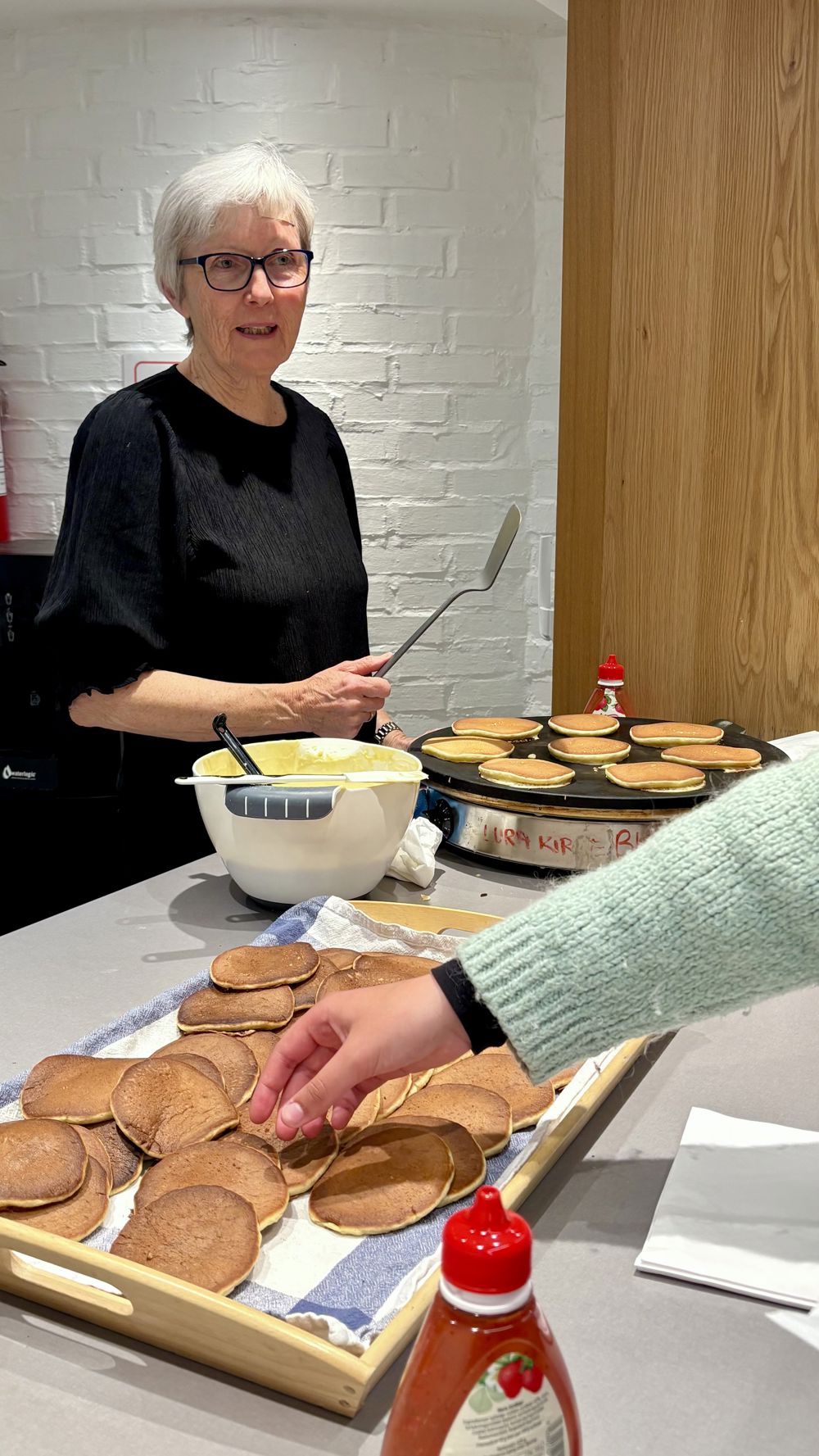 Lappene går unne på tweensklubben Connect! Også her står frivillige for serveringen.