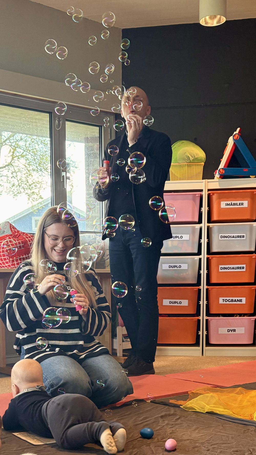 Menighetspedagog Ann-Helen Brakstad Kjosavik leder babysang .