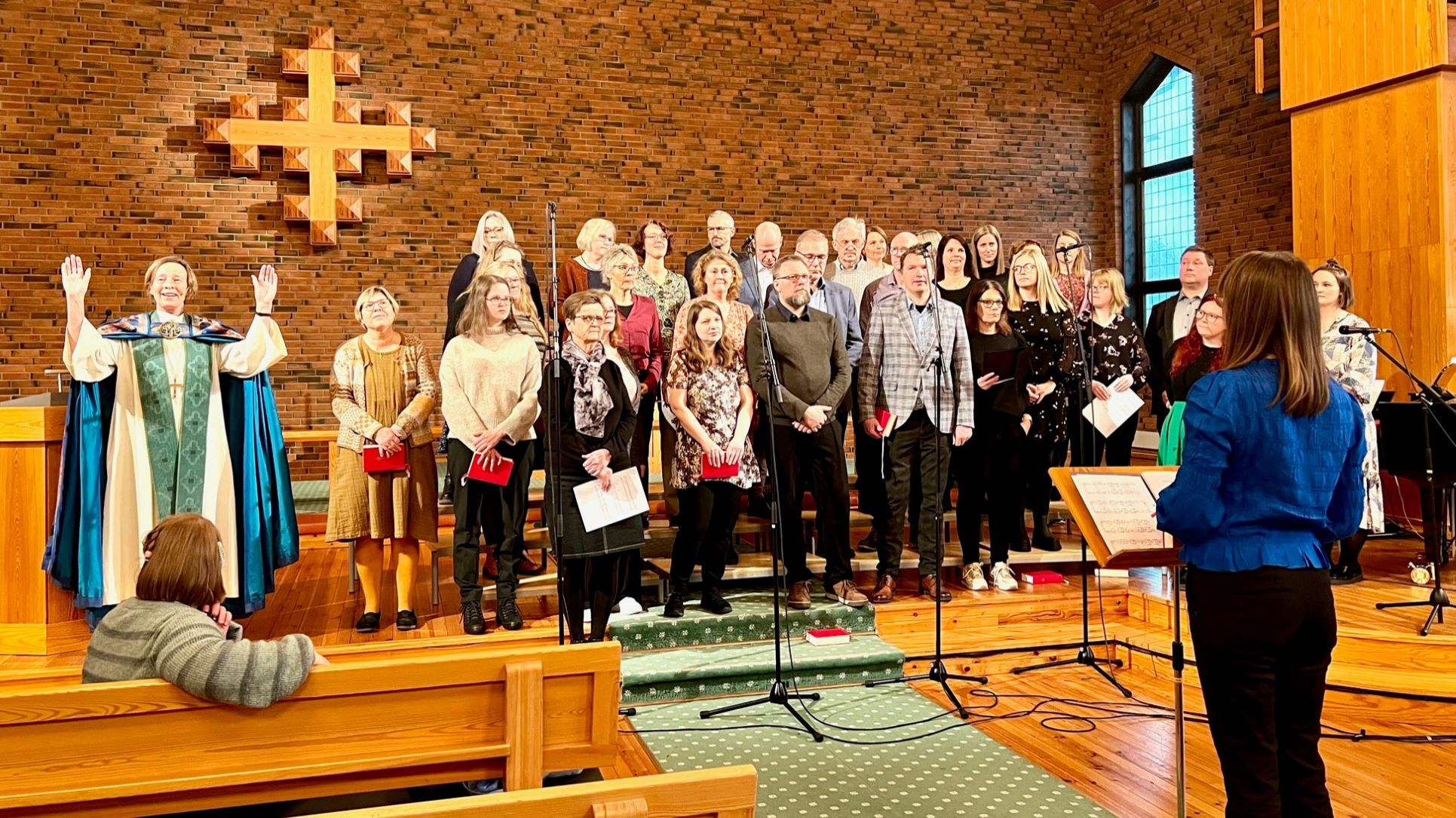 KorFast har raskt blitt en viktig del av Norheim menighet. Her ved biskopens velsignelse ved visitasgudstjenestens slutt.