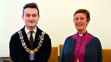 Ordførar Håvard Handeland og biskop Anne Lise Ådnøy. Gode møter med kommuneleiing og politikarar var ein kjekk del av visitasen. Foto: Espen Gya