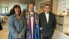 Unni Vatnedal og Bjørn Ola Staurdal fra klubben Treffen sammen med biskop Anne Lise Ådnøy før visitasgudstjenesten.