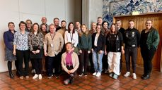 Alle som jobber for barn og unge i bydelen samles jevnlig til felleslunsj i Sunde kirke. Sunde IL hjalp til med å lage et skikkelig lagbilde!