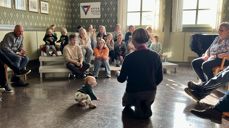 Små og store på mini-gudstjenesten på Superonsdag fikk høre biskopen fortelle om sauen som var borte.