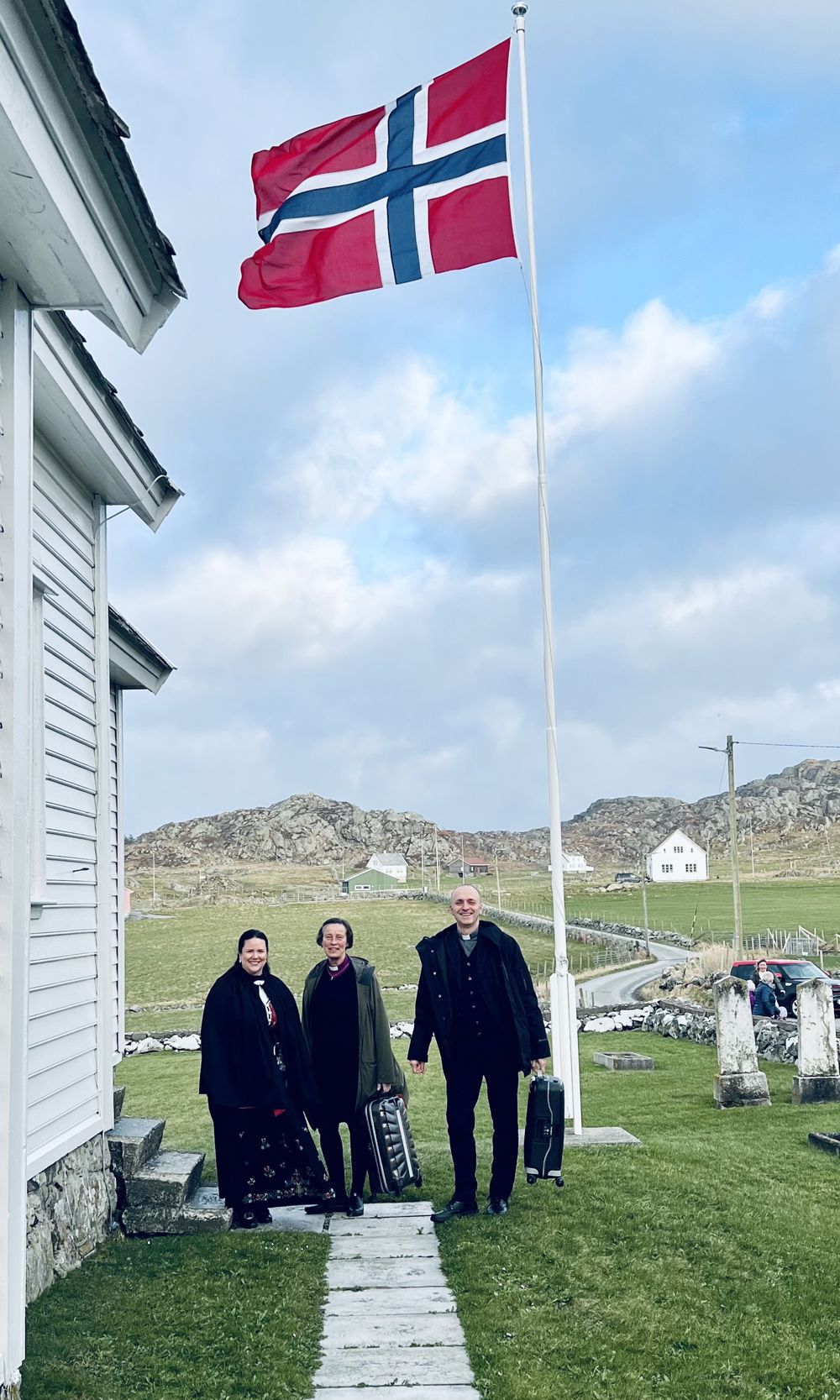 På vei inn til visitasgudstjenesten i nyoppussede Utsira kirke.