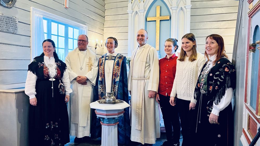 Medvirkende under visitasgudstjenesten: f.v.: kirkeverge Katrine Klovning, sokneprest Einar Andreassen, biskop Anne Lise Ådnøy, prost Rune Steensnæs Engedal, konfirmantene Tore Nordvik og Amanda Faldt Jørgensen og varaordfører Tove Grimsby.