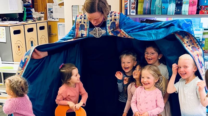 Kjekt besøk i Utsira barnehage. Alle barna fikk plass inne i bispekåpen!