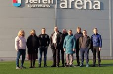 Siri Aarsland, biskop Anne Lise Ådnøy, Jan Christian Vasshus (daglig leder Varhaug idrettslag), Lars Sigurd Tjelle, Geir Skårland, Kjersti Olimb Salte, Asbjørn Finnbakk, Jone U. Slettebø-Knudsen og Jan Erik Westen utanfor Jæren Sparebank Arena som er storstova til Varhaug idrettslag. (Foto: Turid Boganes)