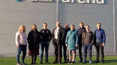 Siri Aarsland, biskop Anne Lise Ådnøy, Jan Christian Vasshus (daglig leder Varhaug idrettslag), Lars Sigurd Tjelle, Geir Skårland, Kjersti Olimb Salte, Asbjørn Finnbakk, Jone U. Slettebø-Knudsen og Jan Erik Westen utanfor Jæren Sparebank Arena som er storstova til Varhaug idrettslag. (Foto: Turid Boganes)