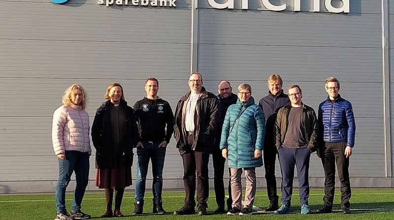 Siri Aarsland, biskop Anne Lise Ådnøy, Jan Christian Vasshus (daglig leder Varhaug idrettslag), Lars Sigurd Tjelle, Geir Skårland, Kjersti Olimb Salte, Asbjørn Finnbakk, Jone U. Slettebø-Knudsen og Jan Erik Westen utanfor Jæren Sparebank Arena som er storstova til Varhaug idrettslag. (Foto: Turid Boganes)