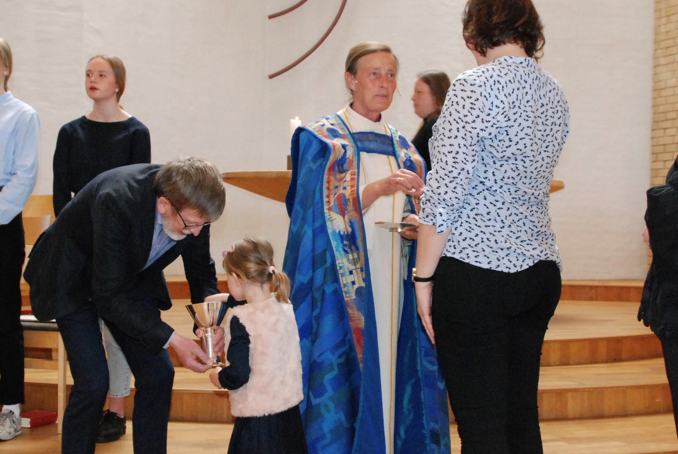 Nattverd for små og store under visitasgudstjenesten søndag. Knut Meland er nattverdsmedhjelper.