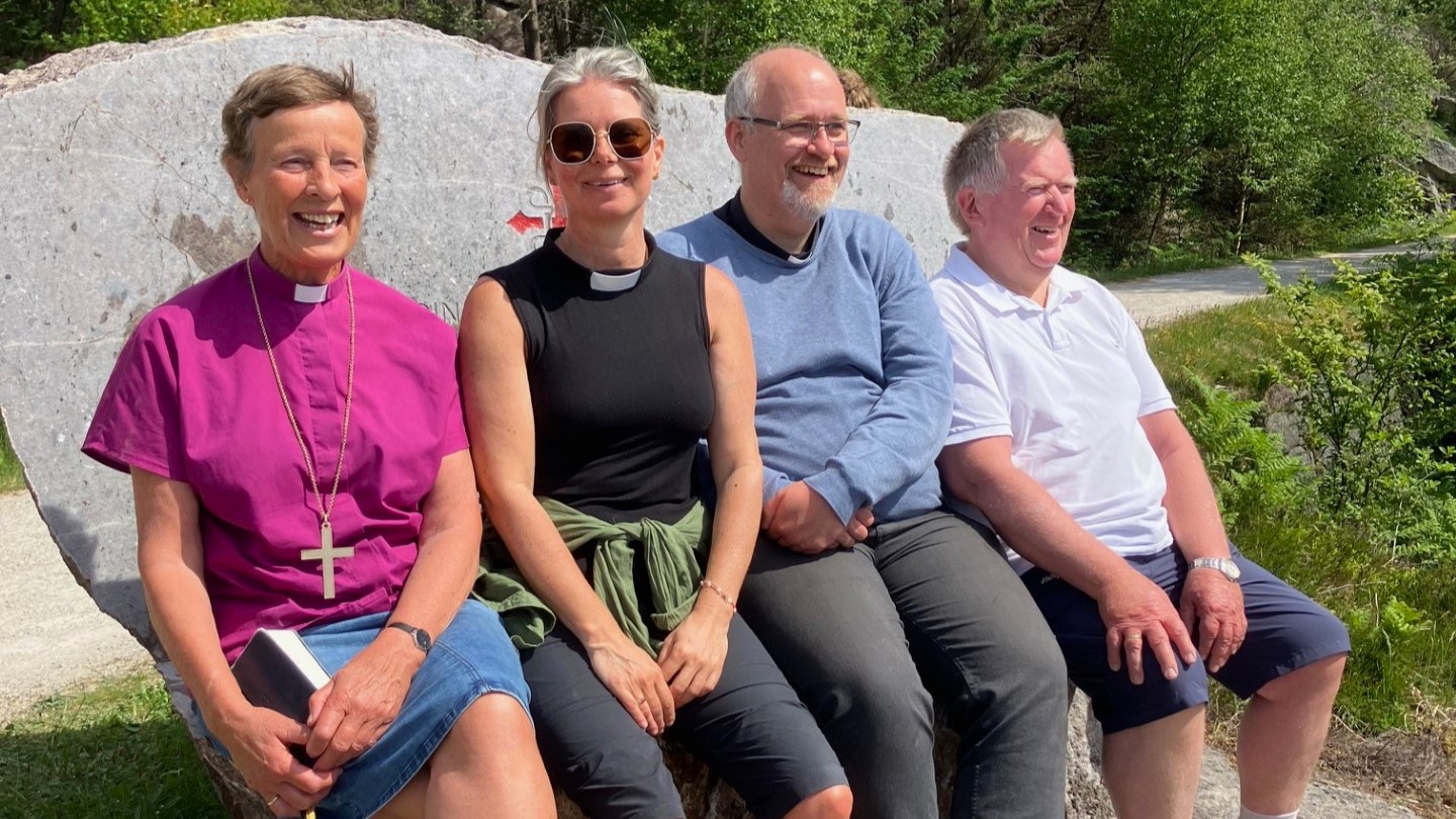 Avduking av Pilegrimsstolen skjedde i nydelig vær ved Maurholen. F.v. biskop Anne Lise Ådnøy, prost Ingun Stokstad Barane, sokneprest i Egersund Leif Wikøren Nilsen og pensjonert prost Kåre Erling Mjølhus.