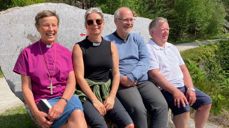 Avduking av Pilegrimsstolen skjedde i nydelig vær ved Maurholen. F.v. biskop Anne Lise Ådnøy, prost Ingun Stokstad Barane, sokneprest i Egersund Leif Wikøren Nilsen og pensjonert prost Kåre Erling Mjølhus.