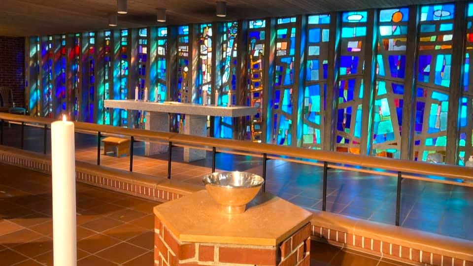 Hinna kirke er en stor arbeidskirke fra 1967. Menigheten har et levende gudstjenesteliv med mange frivillige medarbeidere. Foto: Hinna menighet