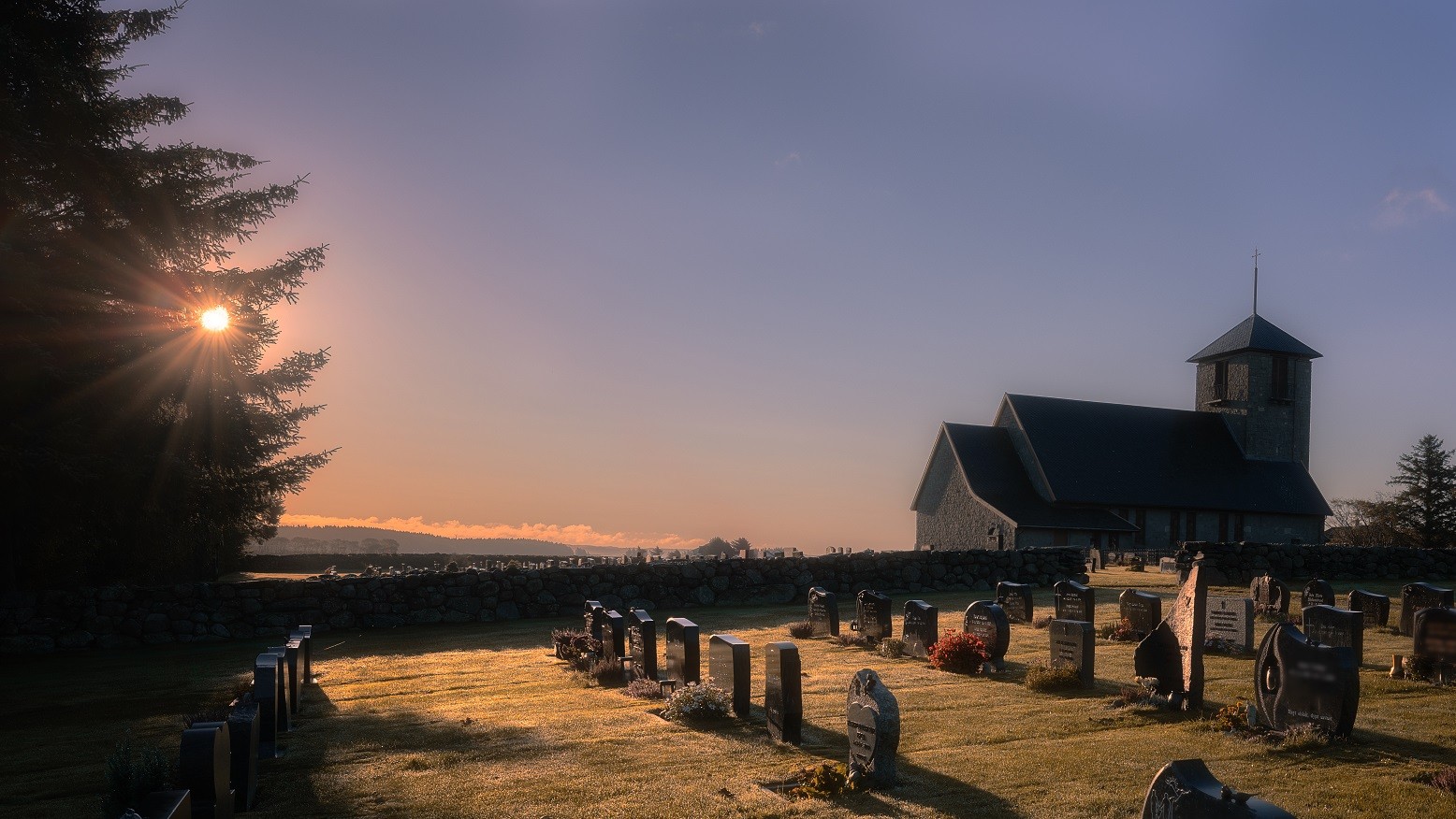 Orre kyrkje i soloppgang. Foto: Orre kyrkjelyd