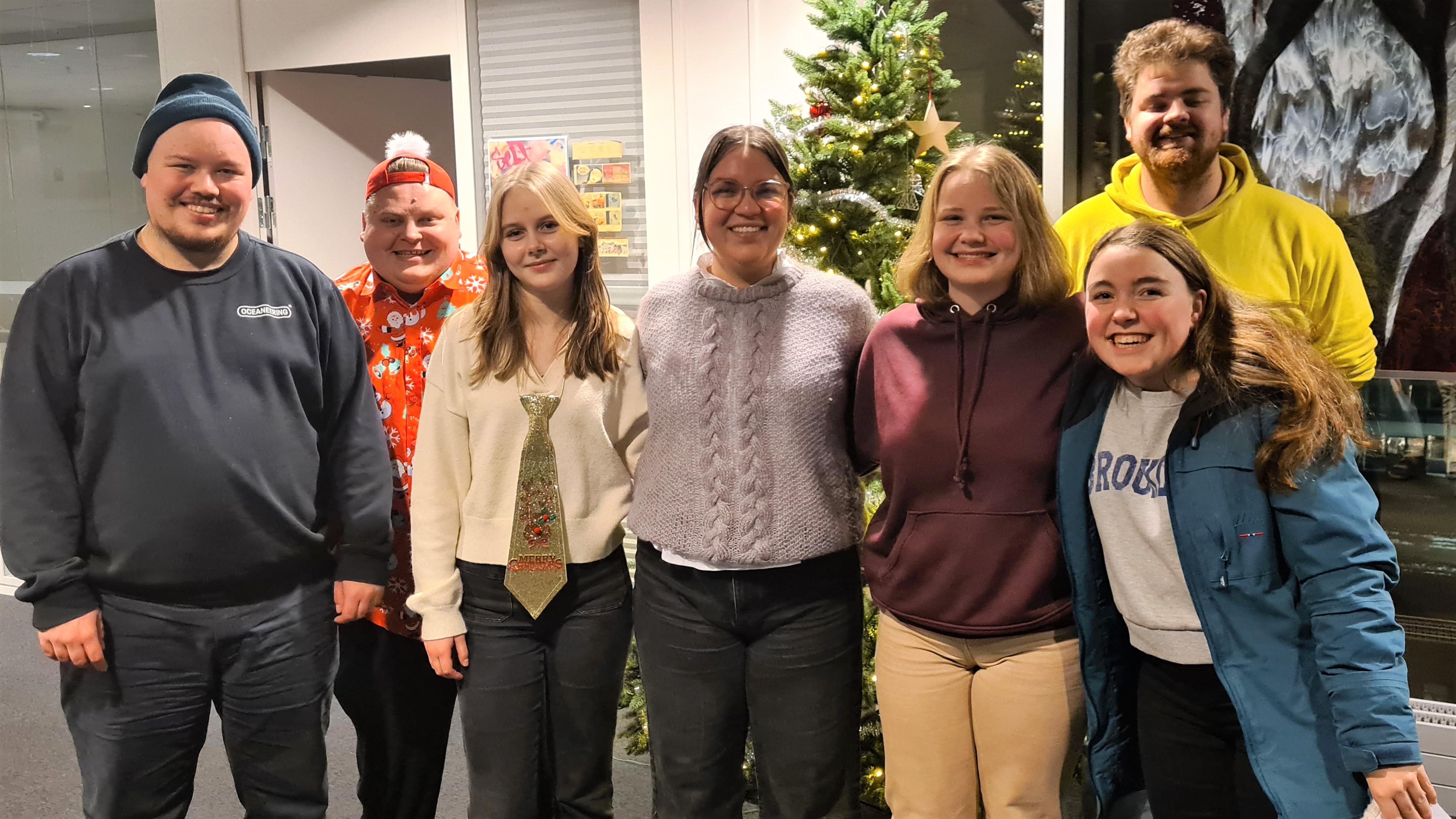 Ungdomsrådet hadde sitt første møte etter Ungdomstinget rett før jul. F.v.: Magnar Hole Polden, Sondre Søndervik, Hanna Holand, Camilla Mariann Skjældal Cazon, Maren Dyngeland, Maren Iren Jørgensen og Rude Rott. Aksel Johan Lund og Emma Stanghelle Andersen var ikke til stede da bildet ble tatt.