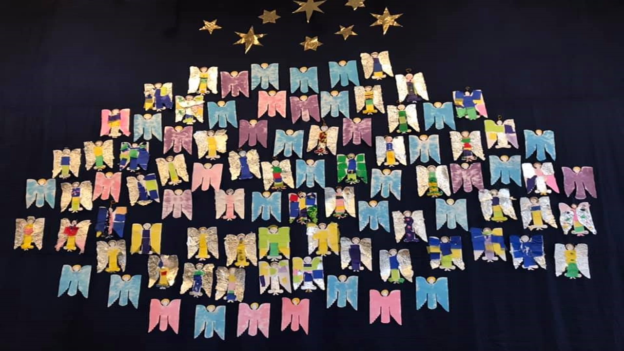 Det startet med engelens ord: «Jeg kommer til dere med bud om en stor glede, en glede for hele folket». I Udland kirke henger en engleskare laget av menighetens førsteklassinger.