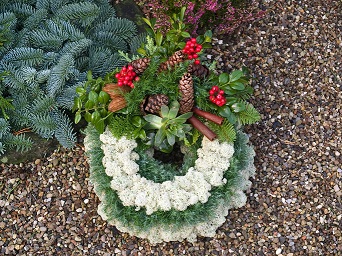 S&#248;ndag er det Allehelgensdag. Mange legger ned krans p&#229; ei grav, tenner lys og minnes.