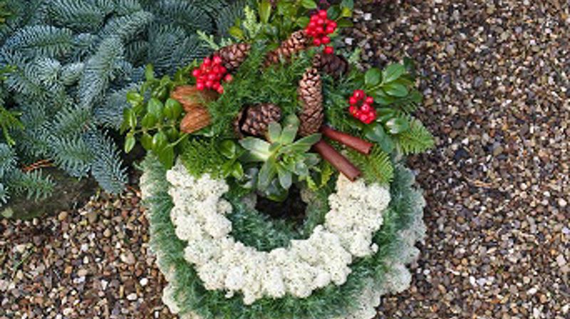 Søndag er det Allehelgensdag. Mange legger ned krans på ei grav, tenner lys og minnes.