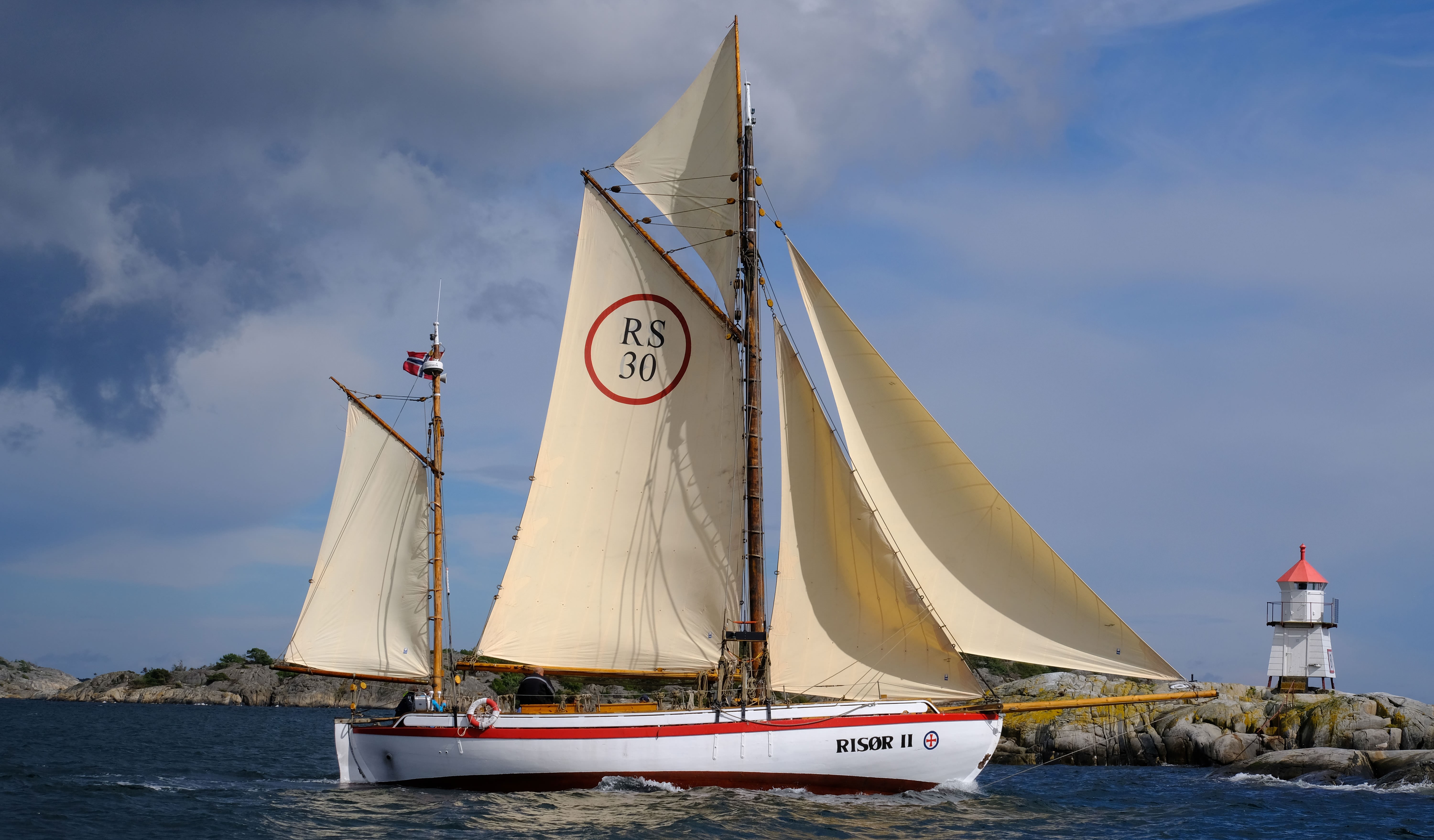 Risør II, ei restaurert Colin Archer redningsskøyte, har tatt pilegrimar med langs kystpilegrimsleia. Foto: Rune Nylund Larsen.