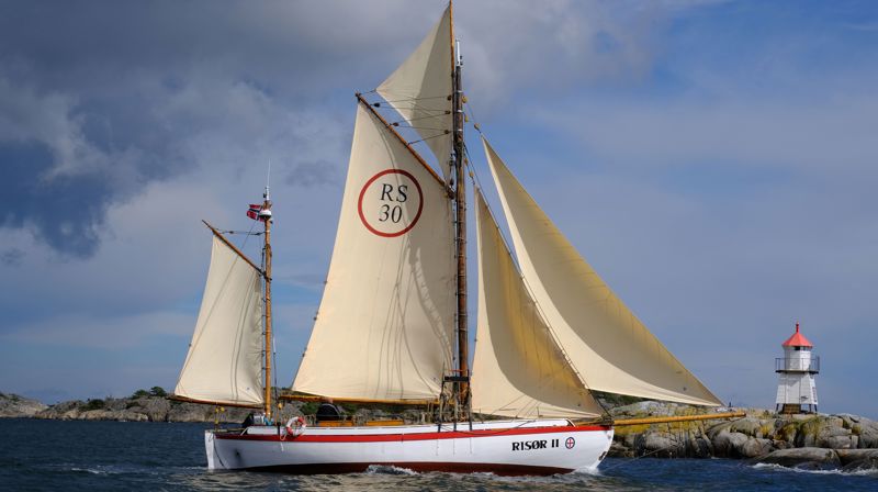 Risør II, ei restaurert Colin Archer redningsskøyte, har tatt pilegrimar med langs kystpilegrimsleia. Foto: Rune Nylund Larsen.