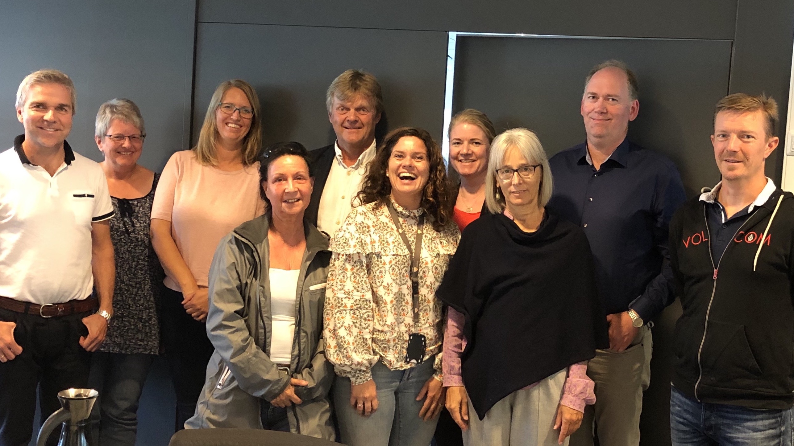 Gode smil i nettverksgruppa for sorgstøtte: F.v.: Magne Bjåstad (diakon i Gand menighet), Brit Reidun Tyvand (diakon i Varden menighet), Sybille Greiner (LEVE), Anne Beth Gilja Johansen (Sykehusprest SUS), Asbjørn Finnbakk (rådgiver diakoni Stavanger bispedømme), Oddbjørg Mellemstrand (Se Meg), Anbjørg Marie Aarsheim (Landsforeningen uventet barnedød LUB), Susanne Falch (Pårørendesenteret Stavanger), Arild Aanestad (LUB), Nils Ragnar Olsen (Et barn for lite). 