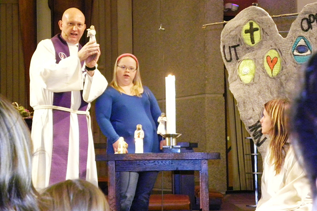 Sokneprest Rune Rasmussen bidrar i HEL-gudstjeneste i Risør kirke. Foto: Agder og Telemark bispedømme