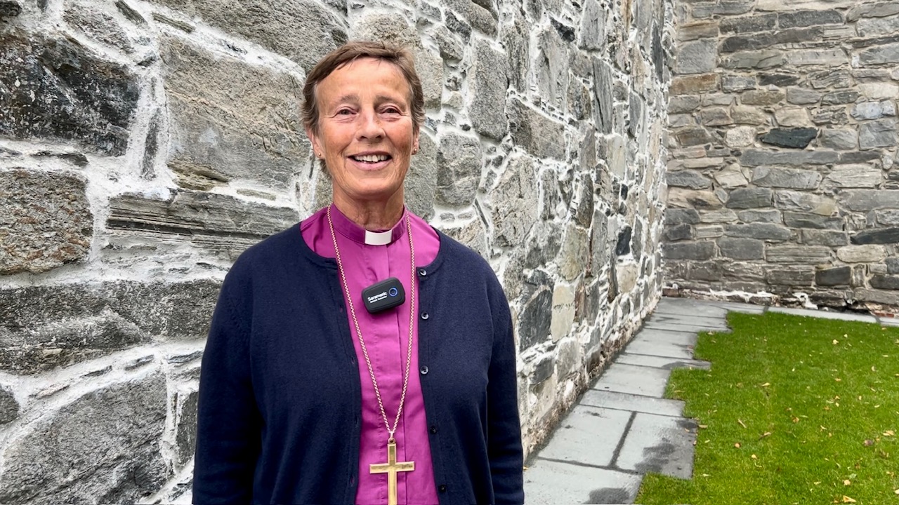 Anne Lise Ådnøy under filmopptak ved Stavanger domkirke. Filmen er til alle konfirmantene i bispedømmet.