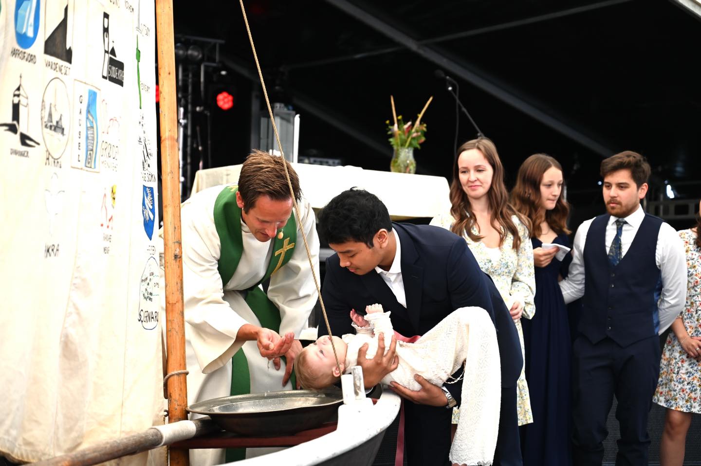 Lille Oline ble døpt i jubileumsbåten av sokneprest Sveinar Medhaug, under Fiskeridagene i Åkrehamn. Foto: Per Inge Eriksen