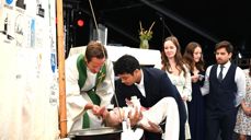 Lille Oline ble døpt i jubileumsbåten av sokneprest Sveinar Medhaug, under Fiskeridagene i Åkrehamn. Foto: Per Inge Eriksen